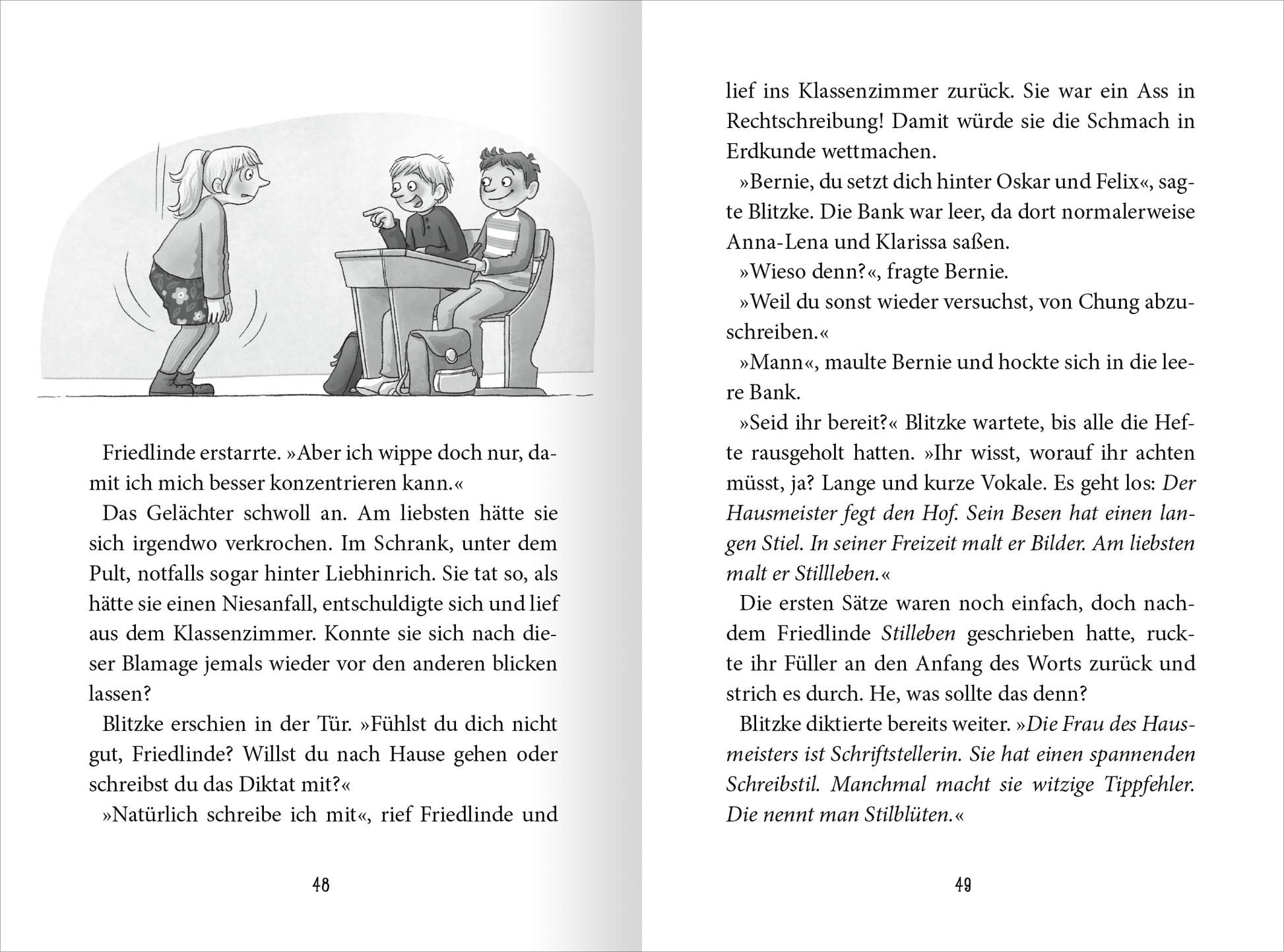 Gezeigt wird eine Innen- oder Zusatzansicht von „Ein Schuljahr voller Zauberei – Freistunde statt Erdkunde“. Die Doppelseite zeigt eine Schwarz-Weiß-Illustration, die eine Schulszene darstellt. Links steht ein Mädchen in einem Kleid, das sich nervös bewegt, während rechts zwei Jungen in einem Klassenzimmer sitzen. Die Typografie ist klar und gut lesbar, mit hervorgehobenen Dialogen. Die Seitenzahlen sind schlicht am unteren Rand platziert und unterstützen die Übersichtlichkeit.