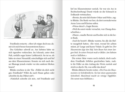Gezeigt wird eine Innen- oder Zusatzansicht von „Ein Schuljahr voller Zauberei – Freistunde statt Erdkunde“. Die Doppelseite zeigt eine Schwarz-Weiß-Illustration, die eine Schulszene darstellt. Links steht ein Mädchen in einem Kleid, das sich nervös bewegt, während rechts zwei Jungen in einem Klassenzimmer sitzen. Die Typografie ist klar und gut lesbar, mit hervorgehobenen Dialogen. Die Seitenzahlen sind schlicht am unteren Rand platziert und unterstützen die Übersichtlichkeit.