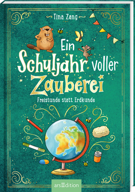 Das Buchcover zeigt im Mittelpunkt einen Globus, umgeben von Schulmaterialien und einem Biber und einer kleinen Maus. Der Hintergrund ist in einem lebendigen Grünton gehalten, und die Titelgestaltung in weißer Schrift betont den Titel „Ein Schuljahr voller Zauberei“ von Tina Zang. Ganz unten mittig steht der Logoschriftzug von arsEdition.