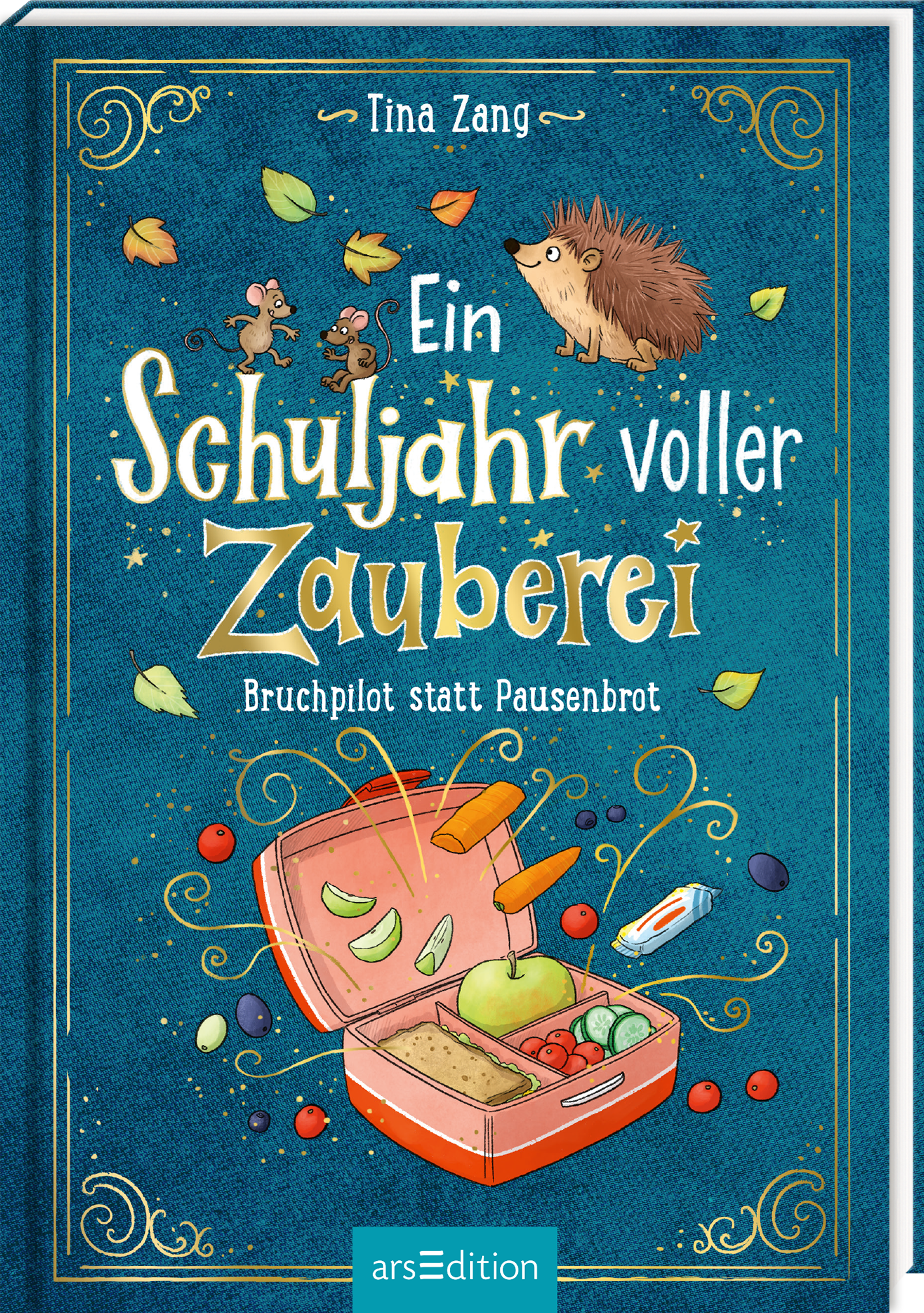 Das Cover hat einen blauen Hintergrund mit goldenen Ornamenten. Im oberen Bereich steht der Titel „Ein Schuljahr voller Zauberei“ in einer verspielten Schrift. Darunter ist der Untertitel „Bruchpilot statt Pausenbrot“ abgebildet. Auf dem Cover sind ein neugieriger Igel und zwei kleine Mäuse, die von bunten herabfallenden Blättern umgeben sind. Eine offene Vesperdose zeigt eine Auswahl an gesunden Snacks. Ganz unten mittig steht der Logoschriftzug von arsEdition.