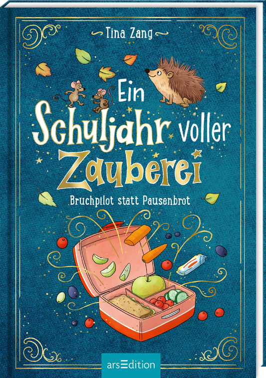 Das Cover hat einen blauen Hintergrund mit goldenen Ornamenten. Im oberen Bereich steht der Titel „Ein Schuljahr voller Zauberei“ in einer verspielten Schrift. Darunter ist der Untertitel „Bruchpilot statt Pausenbrot“ abgebildet. Auf dem Cover sind ein neugieriger Igel und zwei kleine Mäuse, die von bunten herabfallenden Blättern umgeben sind. Eine offene Vesperdose zeigt eine Auswahl an gesunden Snacks. Ganz unten mittig steht der Logoschriftzug von arsEdition.