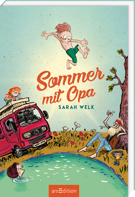 Auf dem Buchcover „Sommer mit Opa“ von Sarah Welk springt ein fröhlicher Junge mit blonden Haaren ins Wasser. Umgeben von einer bunten, naturbelassenen Kulisse, sieht man einen roten Campingbus und den Opa, ein älterer Mann mit langem, grauem Bart, der am Ufer sitzt. Ganz unten mittig steht der Logoschriftzug von arsEdition.
