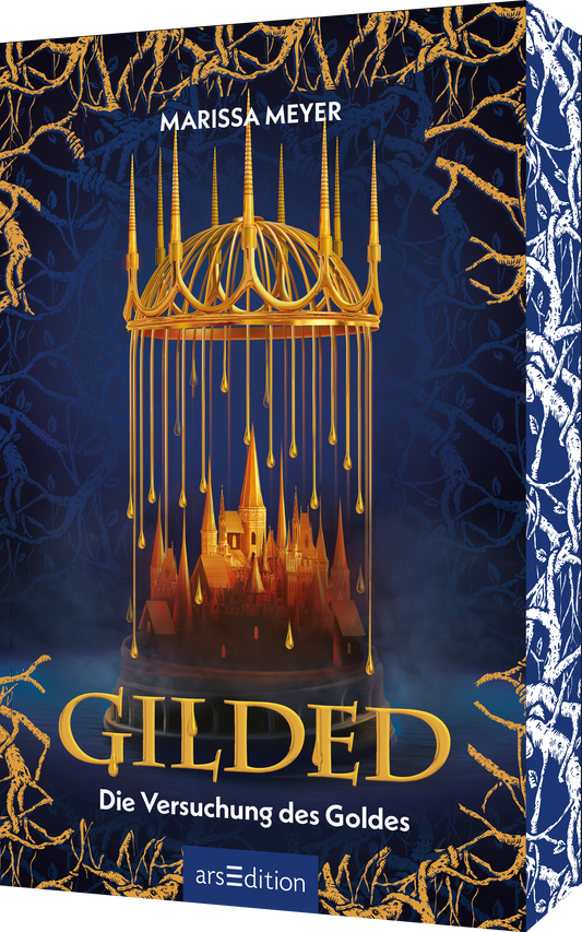 Das Cover zeigt eine goldene Baldachimstruktur, die über einem märchenhaften Schloss schwebt, umgeben von tiefblauen und schwarzen Hintergründen. Die schimmernden Elemente erzeugen eine geheimnisvolle Atmosphäre. Der Titel „GILDED“ ist in großen, geschwungenen goldenen Buchstaben am unteren Rand platziert, während darunter der Untertitel „Die Versuchung des Goldes“ in einer schlichten Schrift steht. Darüber prangt der Name der Autorin, Marissa Meyer, in eleganter Typografie....