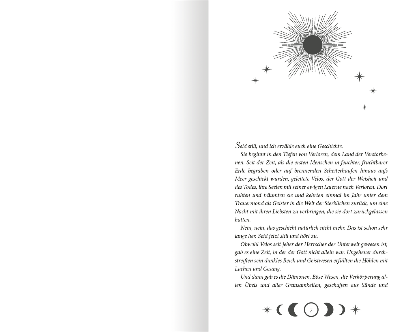 Gezeigt wird eine Innen- oder Zusatzansicht von „Cursed – Der Fluch des Mondes“. Die Seite präsentiert eine minimalistische Gestaltung in sanften Grautönen. Oben ist eine stilisierte Sonne mit Strahlen dargestellt, umgeben von kleinen Sternen. Der Text ist in eleganter, gut lesbarer Serifenschrift angeordnet, wobei der Inhalt in einem klaren Layout strukturiert ist. Am unteren Seitenrand sind stilisierte Mondphasen abgebildet, die das mystische Thema des Buches unterstreichen.