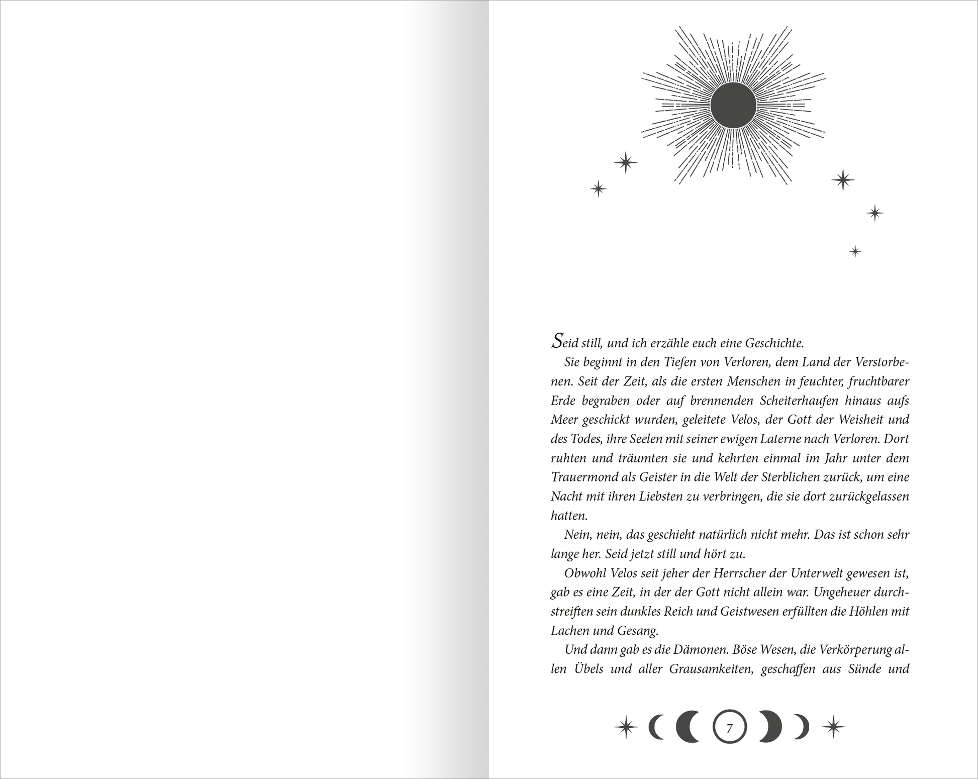 Gezeigt wird eine Innen- oder Zusatzansicht von „Cursed – Der Fluch des Mondes“. Die Seite präsentiert eine minimalistische Gestaltung in sanften Grautönen. Oben ist eine stilisierte Sonne mit Strahlen dargestellt, umgeben von kleinen Sternen. Der Text ist in eleganter, gut lesbarer Serifenschrift angeordnet, wobei der Inhalt in einem klaren Layout strukturiert ist. Am unteren Seitenrand sind stilisierte Mondphasen abgebildet, die das mystische Thema des Buches unterstreichen.