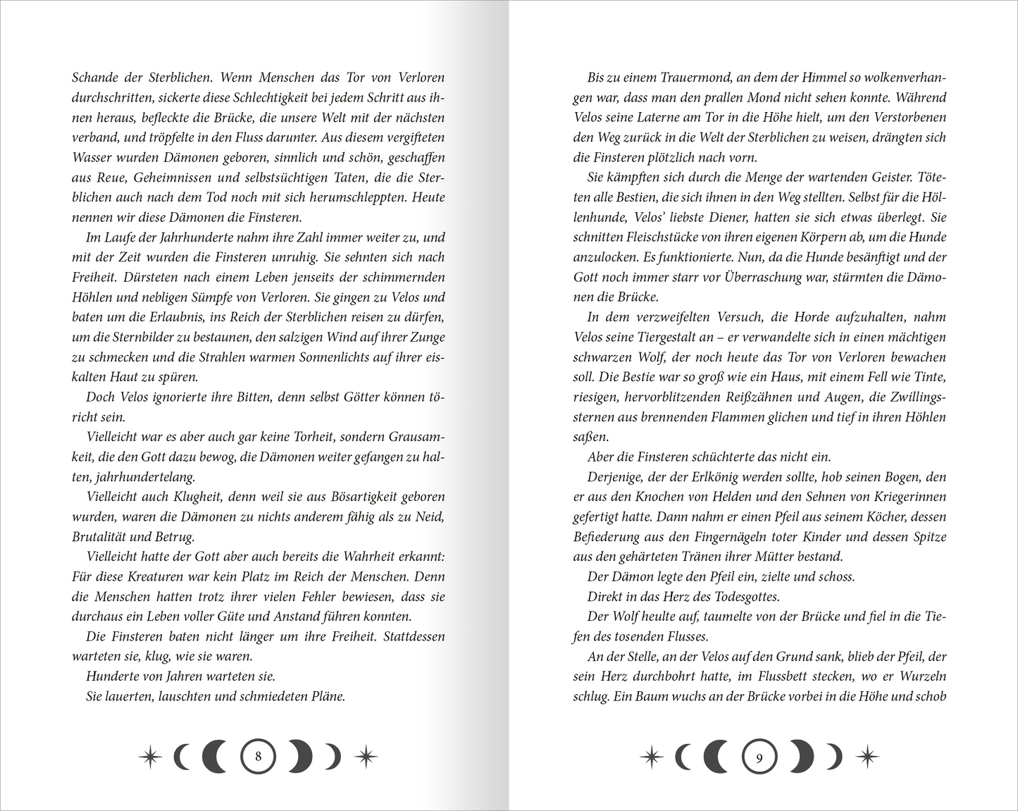 Gezeigt wird eine Innen- oder Zusatzansicht von „Cursed – Der Fluch des Mondes“. Die Seiten bieten einen klaren, weißen Hintergrund mit schwarzer Schrift in gut lesbarer Serifenschrift. Der Text ist in zwei Spalten unterteilt, der linke Rand enthält dekorative, stilisierte Mondsymbole in Form von Halb- und Vollmonden. Die Schriftgröße ist angemessen, um die Lesbarkeit zu fördern, und das Layout ist übersichtlich, was die Navigation erleichtert.