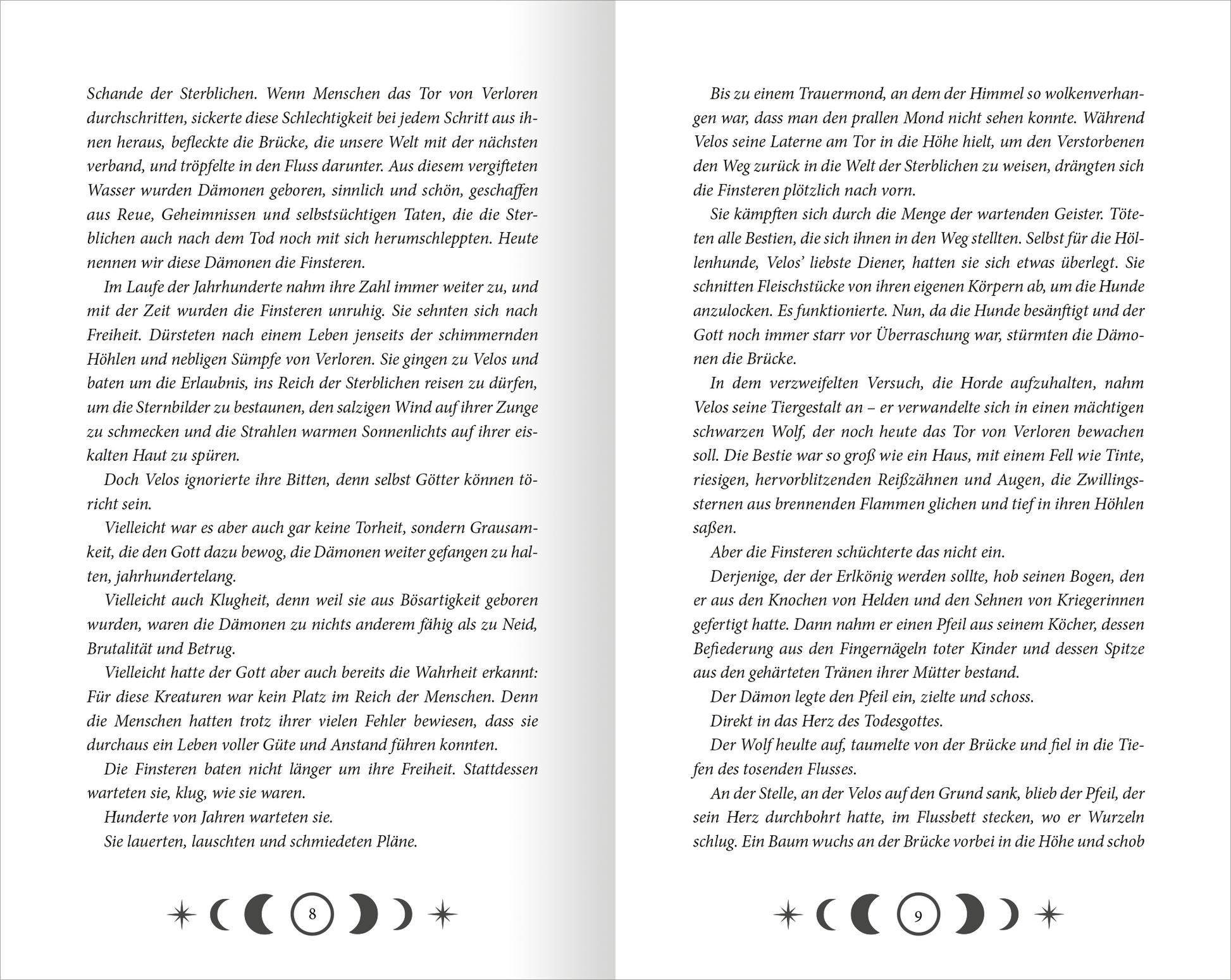 Gezeigt wird eine Innen- oder Zusatzansicht von „Cursed – Der Fluch des Mondes“. Die Seiten bieten einen klaren, weißen Hintergrund mit schwarzer Schrift in gut lesbarer Serifenschrift. Der Text ist in zwei Spalten unterteilt, der linke Rand enthält dekorative, stilisierte Mondsymbole in Form von Halb- und Vollmonden. Die Schriftgröße ist angemessen, um die Lesbarkeit zu fördern, und das Layout ist übersichtlich, was die Navigation erleichtert.