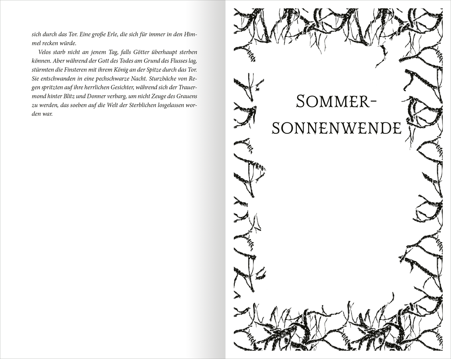 Gezeigt wird eine Innenansicht von „Cursed – Der Fluch des Mondes“. Die Seite präsentiert den Titel „SOMMERSOMMERWENDE“ in markanter, schwarzer Großschrift auf der rechten Seite. Umrahmt wird der Text von filigranen, handgezeichneten Pflanzenmotiven in Schwarz, die eine mystische Atmosphäre erzeugen. Die linke Seite enthält unbeschriebenen Raum, der den Fokus auf die kunstvolle Gestaltung lenkt und das Gesamtbild harmonisch sowie ansprechend erscheinen lässt.