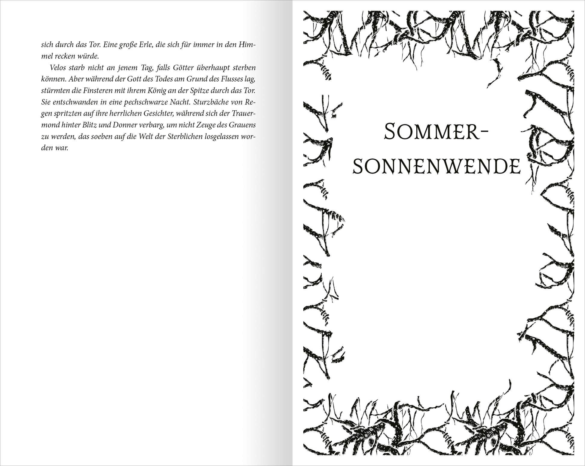 Gezeigt wird eine Innenansicht von „Cursed – Der Fluch des Mondes“. Die Seite präsentiert den Titel „SOMMERSOMMERWENDE“ in markanter, schwarzer Großschrift auf der rechten Seite. Umrahmt wird der Text von filigranen, handgezeichneten Pflanzenmotiven in Schwarz, die eine mystische Atmosphäre erzeugen. Die linke Seite enthält unbeschriebenen Raum, der den Fokus auf die kunstvolle Gestaltung lenkt und das Gesamtbild harmonisch sowie ansprechend erscheinen lässt.