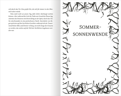 Gezeigt wird eine Innenansicht von „Cursed – Der Fluch des Mondes“. Die Seite präsentiert den Titel „SOMMERSOMMERWENDE“ in markanter, schwarzer Großschrift auf der rechten Seite. Umrahmt wird der Text von filigranen, handgezeichneten Pflanzenmotiven in Schwarz, die eine mystische Atmosphäre erzeugen. Die linke Seite enthält unbeschriebenen Raum, der den Fokus auf die kunstvolle Gestaltung lenkt und das Gesamtbild harmonisch sowie ansprechend erscheinen lässt.