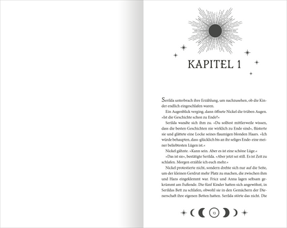 Gezeigt wird eine Innen- oder Zusatzansicht von „Cursed – Der Fluch des Mondes“. Die Seite präsentiert einen elegant gestalteten Textblock mit der Kapitelüberschrift „KAPITEL 1“, die in einer auffälligen, modernen Serifenschrift gesetzt ist. Oberhalb der Überschrift strahlt ein schlichtes, grafisches Element in Form einer Sonne. Der Hintergrund ist Weiß, während der Text in Schwarz gehalten ist. Unterhalb des Textblockes befinden sich stilisierte Mondphasen, die das mystische...