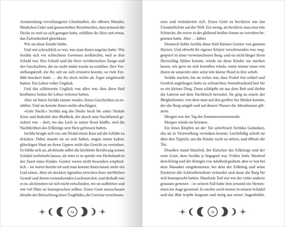 Gezeigt wird eine Innen- oder Zusatzansicht von „Cursed – Der Fluch des Mondes“. Die links dargestellte Seite enthält einen Text in schwarzer Schrift auf hellem Hintergrund, der von stilisierten, bis zur Seitenmitte angeordneten Grafiken in Form von Mondsicheln begleitet wird. Die Typografie ist klar und gut lesbar, während der große, fette Schriftzug in der Seitenzahl „14“ das Seitenlayout strukturiert. Auf der rechten Seite steht der Text fort, ebenfalls in schwarzer Schrift, was...