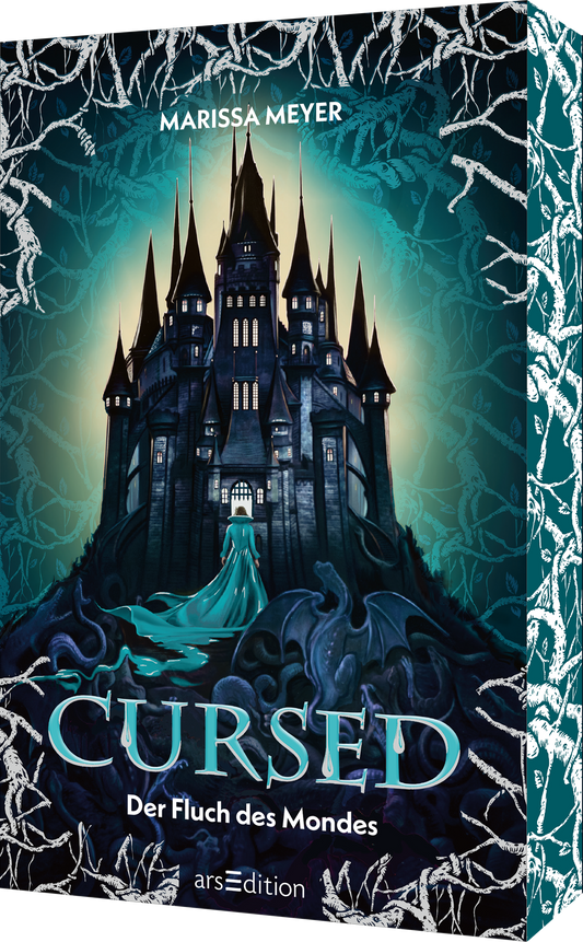 Das Buchcover zeigt ein majestätisches, düsteres Schloss mit spitzen Türmen, umgeben von schattenhaften Drachen und einer geheimnisvollen Atmosphäre. Im Vordergrund steht eine in einem langen, fließenden Kleid gekleidete Figur in zartem Türkis. Der Titel „CURSED“ ist groß und auffällig in einer eleganten, weißen Schrift gesetzt. Darunter steht der Untertitel „Der Fluch des Mondes“. Oben links ist der Name der Autorin „MARISSA MEYER“ platziert. Ganz unten mittig steht der...