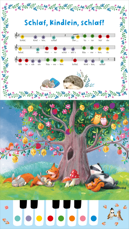 Gezeigt wird eine Innen- oder Zusatzansicht von „Mein buntes Klavierbuch“. Oben ist das Lied „Schlaf, kindlein, schlaf!“ mit bunten Noten und einem floralen Rahmen abgebildet. Unten zeigt eine fröhliche Illustration einen großen Baum, umgeben von schlafenden Tieren wie Füchsen und einem Igel. Die Farbpalette ist lebhaft, mit sanften Pastelltönen und klaren, großen Schriftarten, die gut lesbar sind. Unten befinden sich farbige Klaviertasten in Blau, Rosa, Gelb und Grün.