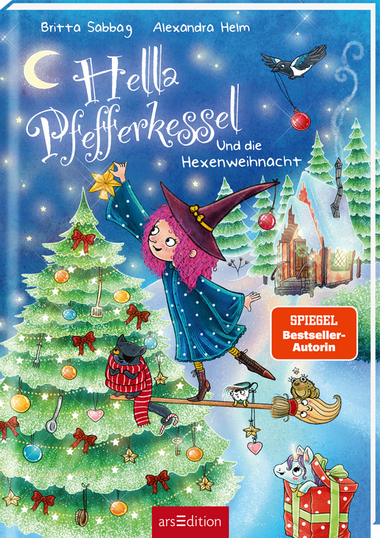 Das Buchcover zeigt eine festliche Winterlandschaft mit einem großen, mit bunten Kugeln und roten Sternen geschmückten Tannenbaum im Vordergrund. Eine fröhliche, pinkhaarige Hexe in blauer Kleidung steht daneben auf einem fliegenden Hexenbesen und hält einen leuchtenden Stern in der Hand. Der Himmel ist dunkelblau mit einem hellen Mond und einem fliegenden Vogel. Der Titel „Hella Pfefferkessel und die Hexenweihnacht“ ist in verspielter Schrift oben platziert. Zentral befindet sich der...