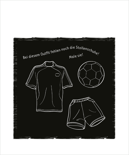 Gezeigt wird eine Innen- oder Zusatzansicht von „Mein Fußball-Kritzkratz-Buch“. Das Bild zeigt eine schwarze Seite mit weißen, skizzierten Elementen, darunter ein Fußballtrikot, eine kurze Hose und ein Fußball. Darüber steht der Text „Bei diesem Outfit fehlen noch die Stollenschuhe! Male sie!“. Die Schrift ist handschriftlich und verspielt, was die Aktivität ansprechend für Kinder gestaltet.