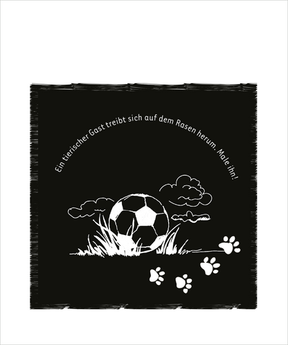 Gezeigt wird eine Innen- oder Zusatzansicht von „Mein Fußball-Kritzkratz-Buch“. Der Hintergrund ist in schlichtem Schwarz gehalten, während die Illustration einen weißen Fußball und verspielte Wolken zeigt. Der Text „Ein tierischer Gast treibt sich auf dem Rasen herum. Male ihn in!“ ist in freundlicher Schriftart kreisförmig angeordnet. Fußabdrücke von einem Tier ergänzen die Zeichnung, die insgesamt eine einladende und fröhliche Atmosphäre vermittelt.