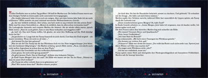 Gezeigt wird eine Innen- oder Zusatzansicht von „Raunachttod“. Die Doppelseite zeigt einen dramatischen Hintergrund in dunklen Blau- und Grautönen, der einen mystischen Waldbereich darstellt. Auf der linken Seite sind verschnörkelte Schriftzüge in einer klaren Serifenschrift zu erkennen, während die rechte Seite einen klaren Textblock in schwarzer Schrift auf hellem Hintergrund bietet. Die Verwendung von kontrastreichen Farben und die abwechslungsreiche Typografie schaffen eine...
