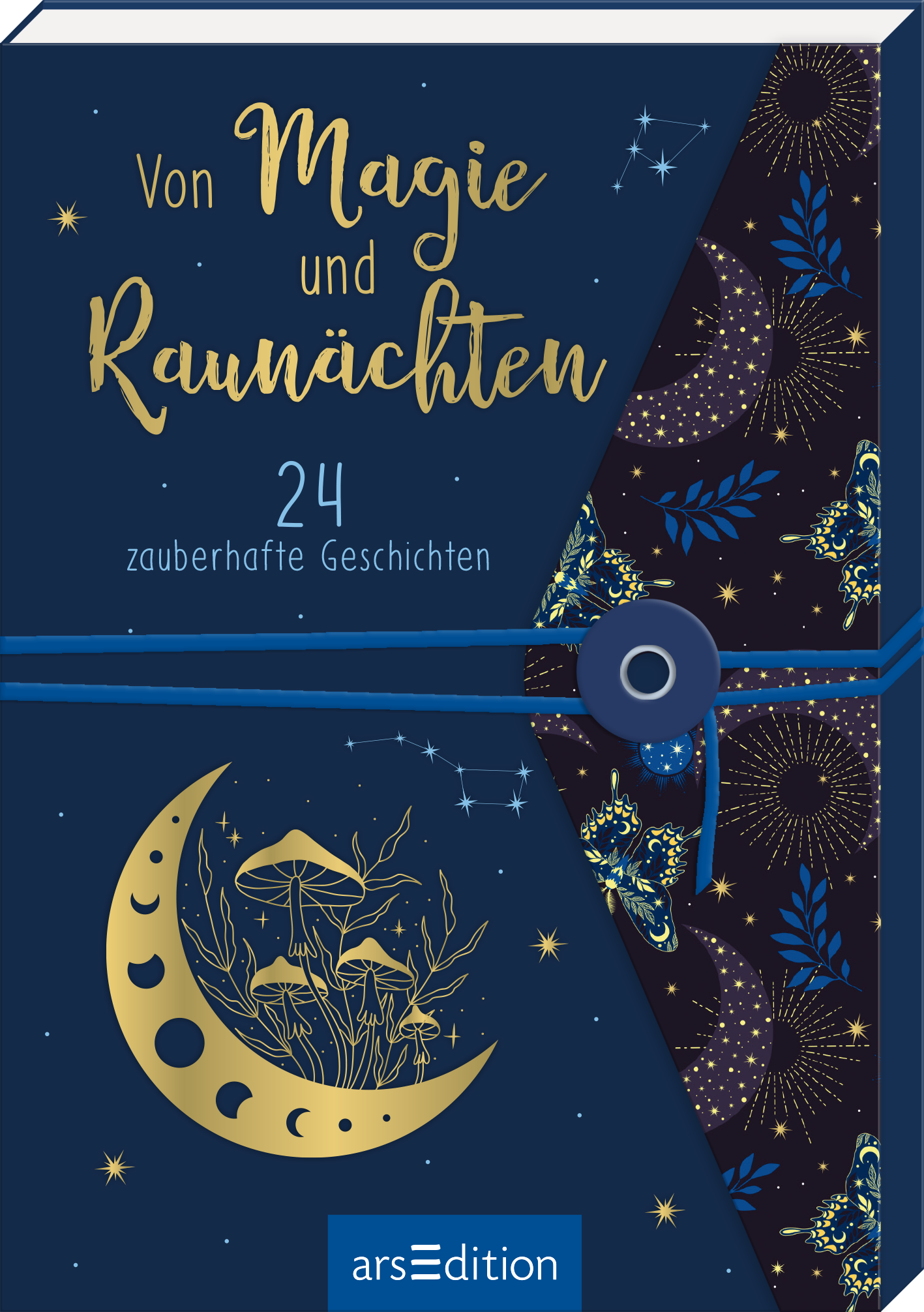 Auf dem Buchcover „Von Magie und Raunächten“ dominieren tiefblaue und goldene Farbtöne. Der Titel ist in geschwungener, goldener Schrift oben mittig platziert, während die Zahl „24“ in einem schlichten weißen Font darunter steht. Ein stilisierter, goldener Halbmond mit einer Pflanze ist am unteren Rand abgebildet. Dunkelblaue, feine Muster und kleine glitzernde Sterne runden das magische Design ab. Ganz unten mittig steht der Logoschriftzug von arsEdition.