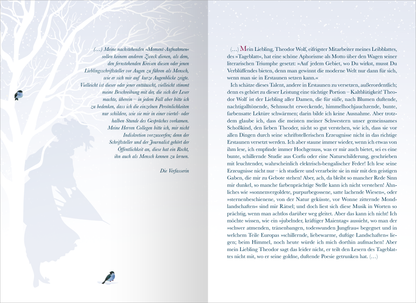 Gezeigt wird eine Innen- oder Zusatzansicht von „24 tolle Frauen. Mit literarischen Geschichten durch den Advent“. Die Doppelseite zeigt eine stilisierte Winterlandschaft mit einem großen, grauen Baum und einem schemenhaften weiblichen Charakter in dunklem Blau, der eine Feder trägt. Die Schrift ist in eleganten, fließenden Linien gestaltet und wechselt zwischen verschiedenen Schriftgrößen. Die Hintergrundfarbe ist sanft hellblau, während akzentuierende Elemente in zarten Grautönen...