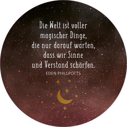Gezeigt wird eine Innen- oder Zusatzansicht von „Adventskalender in der Dose. Magische Momente“. Die Darstellung zeigt einen kreisförmigen Hintergrund in einem sanften, dunklen Farbverlauf, der an einen Nachthimmel erinnert, mit Staub- und Sterneneffekten. In der Mitte befindet sich ein Zitat in eleganter, weißer Schrift, das eine harmonische Typografie präsentiert. Ein goldener Halbmond und funkelnde Sterne ergänzen das Design und verleihen dem Bild eine magische Atmosphäre.