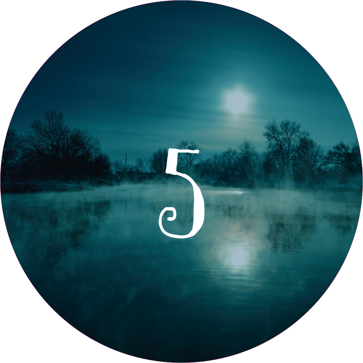 Gezeigt wird eine Innen- oder Zusatzansicht von „Adventskalender in der Dose. Magische Momente“. Die Darstellung zeigt die Zahl „5“ in einer geschwungenen, weißen Typografie vor einem mystischen, dunkelblauen Hintergrund. Der sanfte Nebel über dem Wasser und die schimmernde Oberfläche reflektieren das Licht des Mondes, um eine zauberhafte Atmosphäre zu erzeugen. Umgeben von düsteren Silhouetten von Bäumen strahlt das Bild eine ruhige, winterliche Stimmung aus.