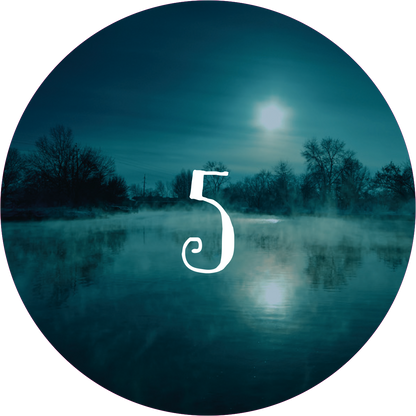 Gezeigt wird eine Innen- oder Zusatzansicht von „Adventskalender in der Dose. Magische Momente“. Die Darstellung zeigt die Zahl „5“ in einer geschwungenen, weißen Typografie vor einem mystischen, dunkelblauen Hintergrund. Der sanfte Nebel über dem Wasser und die schimmernde Oberfläche reflektieren das Licht des Mondes, um eine zauberhafte Atmosphäre zu erzeugen. Umgeben von düsteren Silhouetten von Bäumen strahlt das Bild eine ruhige, winterliche Stimmung aus.