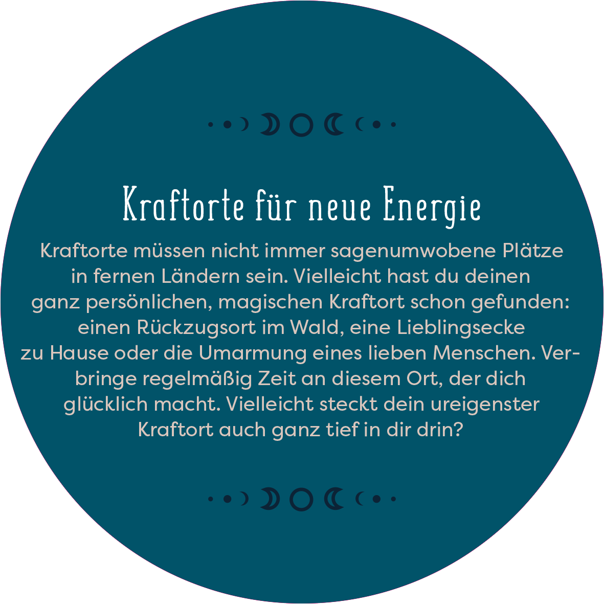 Gezeigt wird eine Innen- oder Zusatzansicht von „Adventskalender in der Dose. Magische Momente“. Der Text ist in eleganter, weißer Schrift auf tiefblauem Hintergrund gestaltet. Der zentrale Satz „Kraftorte für neue Energie“ hebt sich durch eine größere und verschnörkelte Typografie hervor. Darunter folgt ein erklärender Abschnitt in klarer, gut lesbarer Schrift, der persönliche Kraftorte und deren Bedeutung in einem einladenden, emotionalen Ton beschreibt. Verschnörkelte...