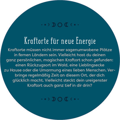 Gezeigt wird eine Innen- oder Zusatzansicht von „Adventskalender in der Dose. Magische Momente“. Der Text ist in eleganter, weißer Schrift auf tiefblauem Hintergrund gestaltet. Der zentrale Satz „Kraftorte für neue Energie“ hebt sich durch eine größere und verschnörkelte Typografie hervor. Darunter folgt ein erklärender Abschnitt in klarer, gut lesbarer Schrift, der persönliche Kraftorte und deren Bedeutung in einem einladenden, emotionalen Ton beschreibt. Verschnörkelte...
