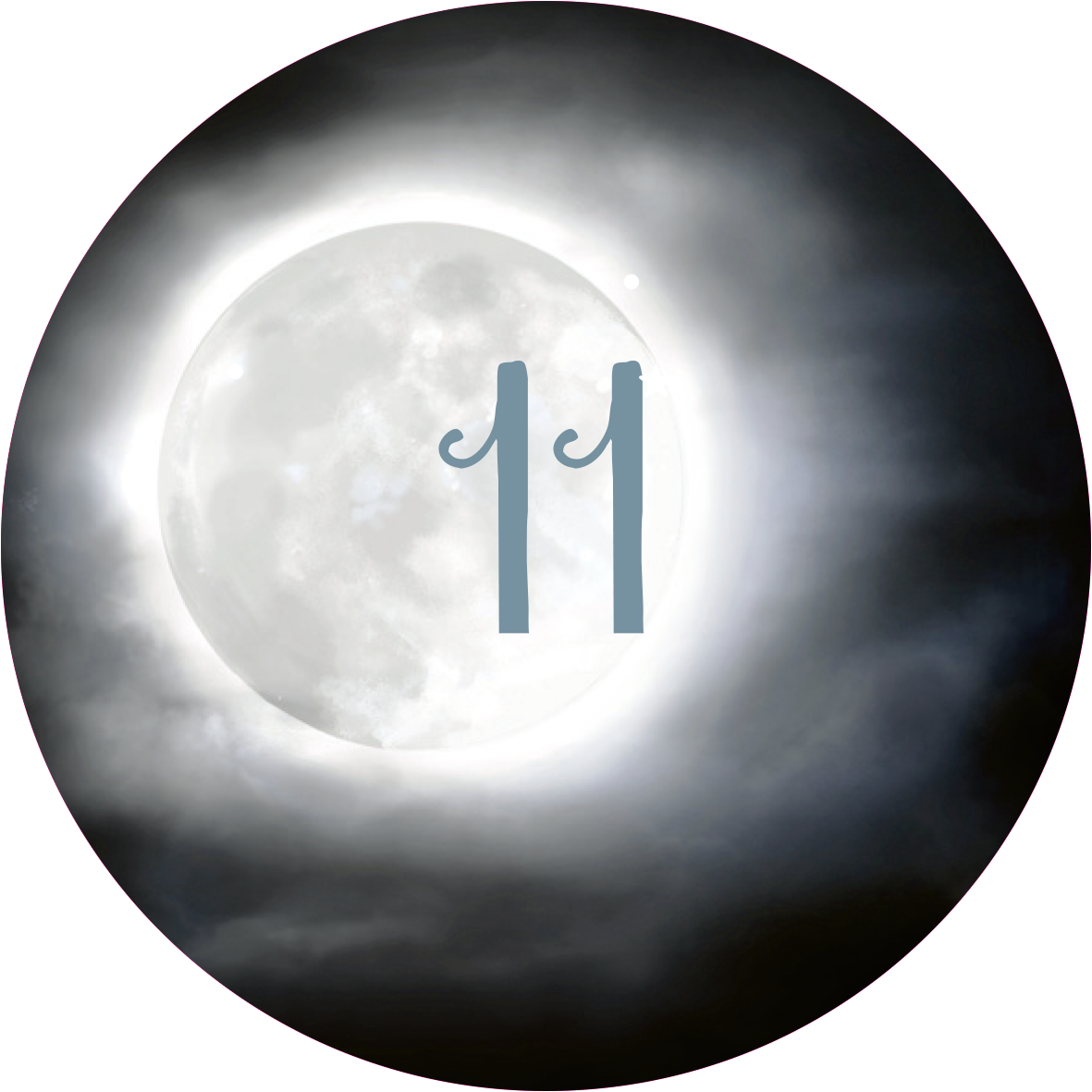Gezeigt wird eine Innen- oder Zusatzansicht von „Adventskalender in der Dose. Magische Momente“. Die Darstellung zeigt einen stilisierten Vollmond in einem sanften Grau- und Weißton, umgeben von mystischen, dunklen Wolken. Die Zahl „11“ ist prominent in einer eleganten, geschwungenen Typografie in einem sanften Blau platziert und harmoniert mit dem Gesamtbild, das eine festliche und geheimnisvolle Atmosphäre vermittelt.