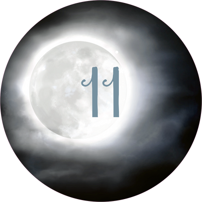 Gezeigt wird eine Innen- oder Zusatzansicht von „Adventskalender in der Dose. Magische Momente“. Die Darstellung zeigt einen stilisierten Vollmond in einem sanften Grau- und Weißton, umgeben von mystischen, dunklen Wolken. Die Zahl „11“ ist prominent in einer eleganten, geschwungenen Typografie in einem sanften Blau platziert und harmoniert mit dem Gesamtbild, das eine festliche und geheimnisvolle Atmosphäre vermittelt.