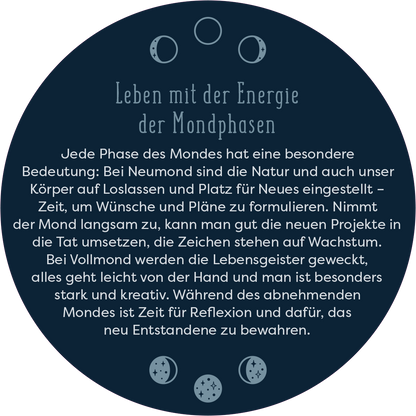 Gezeigt wird eine Innen- oder Zusatzansicht von „Adventskalender in der Dose. Magische Momente“. Auf einem runden, dunkelblauen Hintergrund steht der Schriftzug „Leben mit der Energie der Mondphasen“ in eleganter, heller Typografie. Darunter befindet sich ein erläuternder Text in weißer Schrift, der die Bedeutung der verschiedenen Mondphasen beschreibt. Die Gestaltung kombiniert harmonische Farben und runde Formen, was eine beruhigende und einladende Atmosphäre schafft.
