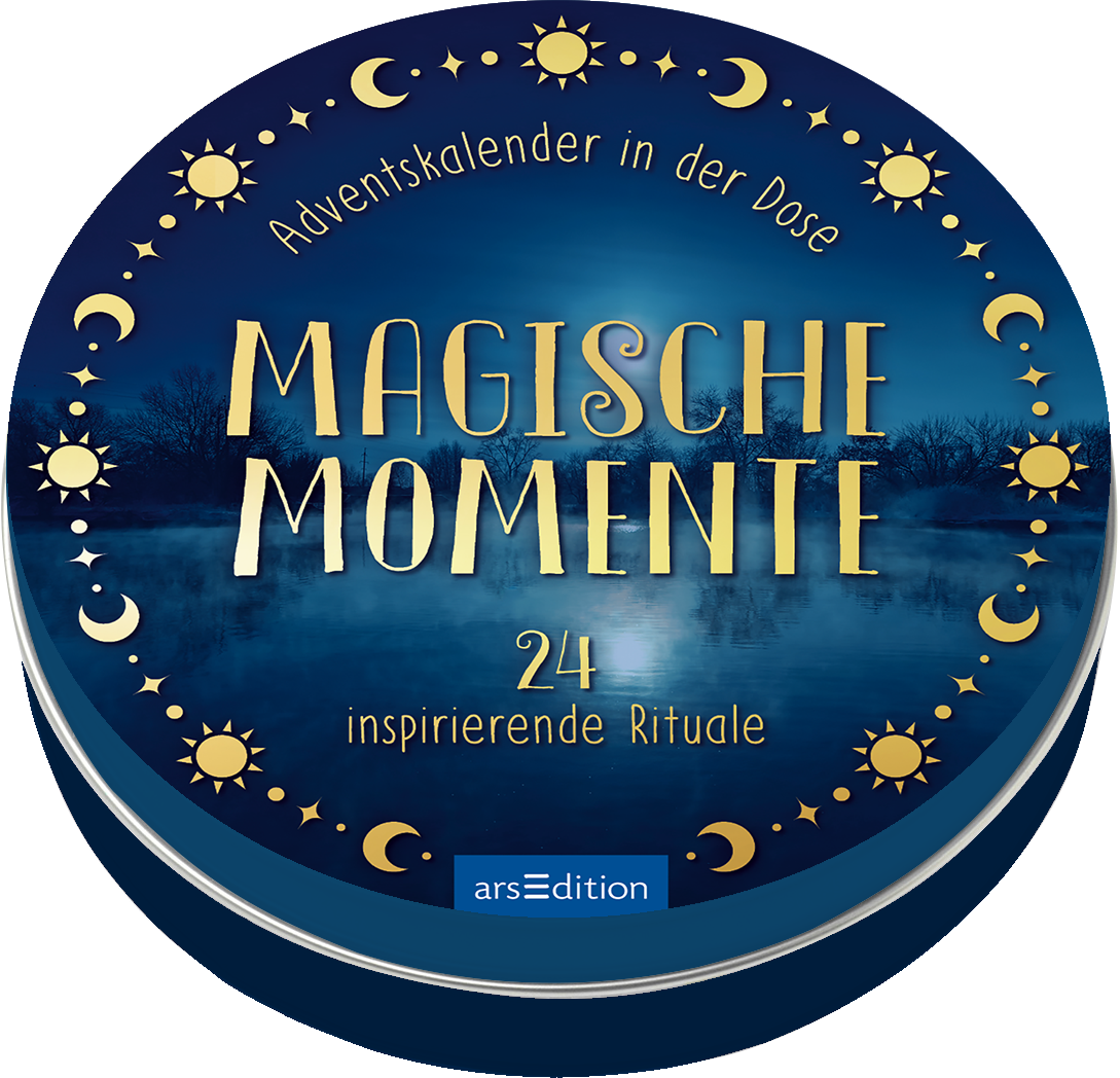 Das Buchcover zeigt einen tiefblauen Hintergrund mit einer nächtlichen Landschaft, die im sanften Licht des Mondes schimmert. Der Titel „MAGISCHE MOMENTE“ ist in großen, goldenen Lettern prominent in der Mitte platziert. Darunter steht klein „24 inspirierende Rituale“. Umrahmt wird das Design von goldenen Sternen und Monden, die eine magische Atmosphäre schaffen. Ganz oben steht der Schriftzug „Adventskalender in der Dose“. Ganz unten mittig steht der Logoschriftzug von...
