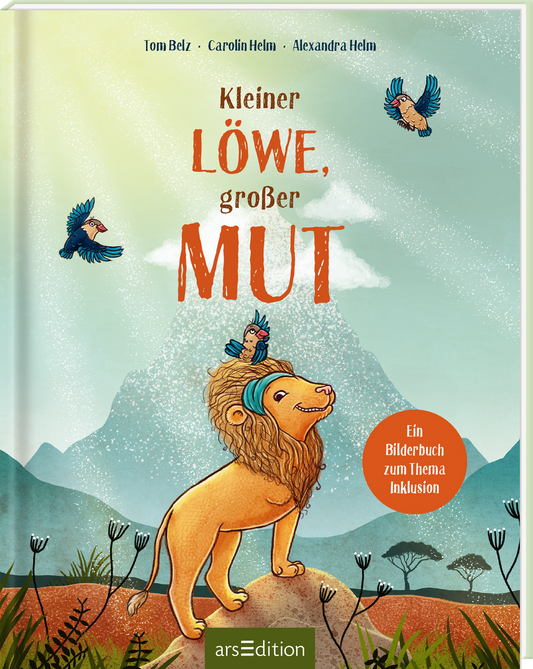 Auf dem Buchcover von „Kleiner Löwe, großer Mut“ sind ein gelber Löwe mit einer freundlichen Ausstrahlung und zwei bunte Vögel abgebildet. Der Löwe sitzt auf einem grünen Hügel, umgeben von einer hellen, sanften Farbpalette mit blauen und grünen Tönen. Die Titel-Schriftzüge „Kleiner LÖWE, großer MUT“ zeichnen sich durch große, verspielte Buchstaben in Orange und Weiß aus. Oben links ist ein roter SPIEGEL-Bestseller-Button mit dem Text „Bestseller“ platziert. Ganz unten...