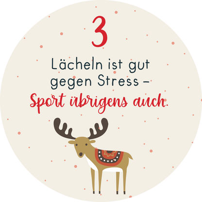 Gezeigt wird eine Innen- oder Zusatzansicht von „Adventskalender in der Dose. Christmas Fitness“. Der Hintergrund ist cremefarben mit kleinen roten Punkten. Im Vordergrund steht ein reinschwarz umrandeter, stilisierter Hirsch mit einem bunten Muster auf seinem Rücken. Über ihm befindet sich die Nummer „3“ in rot. Darunter ist der Spruch „Lächeln ist gut gegen Stress – Sport übrigens auch.“ in einer Kombination aus schwarzer und roter Schriftart, die freundlich und einladend...