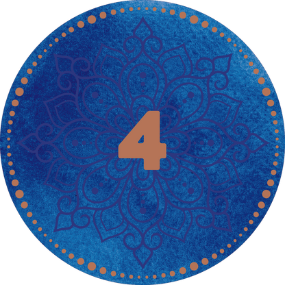 Gezeigt wird eine Innen- oder Zusatzansicht von „Adventskalender in der Dose. Glücksmantras“. Der Kalender präsentiert sich in strahlendem Blau, verziert mit einem filigranen, mandalaartigen Muster in Dunkelblau. In der Mitte befindet sich die Ziffer „4“ in einer warmen, kupfernen Farbe, umgeben von einer Reihe kleinerer, kupferfarbener Punkte. Die harmonische Farbgestaltung und die klare Typografie verleihen dem Design eine beruhigende und einladende Ausstrahlung.