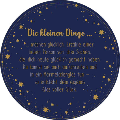 Gezeigt wird eine Innen- oder Zusatzansicht von „Adventskalender in der Dose. Glücksmantras“. Der Hintergrund ist in einem tiefen Nachtblau gehalten, versehen mit goldenen Sternen. In der Mitte steht der Text „Die kleinen Dinge …“ in einer verspielten, handschriftlichen Typografie. Darunter folgt eine leicht lesbare, serifenbetonte Schrift, die Anregungen gibt, wie man Glücksmomente sammeln kann. Die Gesamtkomposition schafft eine einladende und positive Atmosphäre.