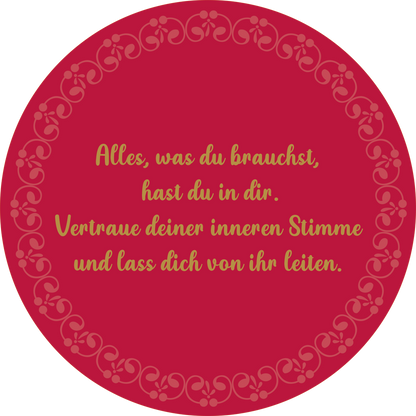 Gezeigt wird eine Innen- oder Zusatzansicht von „Adventskalender in der Dose. Glücksmantras“. Der Hintergrund ist in einem warmen Rotton gehalten und wird von einem zarten, goldenen Rand mit floralen Mustern umrahmt. In der Mitte befindet sich der Text in einer eleganten, geschwungenen Schriftart, ebenfalls in Gold. Die Botschaft ermutigt dazu, auf die innere Stimme zu vertrauen und vermittelt ein Gefühl der inneren Ruhe und Stärke.