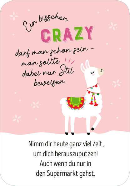 Gezeigt wird eine Innen- oder Zusatzansicht von „Chill mal durch den Advent“. Die Darstellung zeigt ein süßes Lama auf einem rosa Hintergrund, umgeben von schneeflockenähnlichen Mustern. Der Text ist in einer Kombination aus spielerischer Typografie gehalten, wobei das Wort „CRAZY“ groß und bunt hervorgehoben ist. Darunter folgt eine leicht lesbare Schrift, die eine entspannte Botschaft vermittelt. Am unteren Rand befindet sich ein zusätzlicher ermutigender Text in schwarzer...