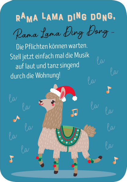 Gezeigt wird eine Innen- oder Zusatzansicht von „Chill mal durch den Advent“. Das Bild zeigt ein niedliches Lama mit einer Weihnachtsmannmütze und einer bunten Decke. Im Hintergrund ist ein kräftiges Blau zu sehen, während die Schrift in verspielten Typografien gehalten ist. Der Text lädt dazu ein, die Pflichten zu vergessen und das Leben zu genießen. Musikalische Noten schweben um das Lama, die eine festliche Stimmung schaffen.