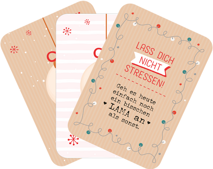 Gezeigt wird eine Innen- oder Zusatzansicht von „Chill mal durch den Advent“. Die Ansicht zeigt mehrere Karten in warmen, beige und pastellfarbenen Tönen. Die Vorderseiten sind mit festlichen Motiven und fröhlichen Schriftzügen gestaltet. Auf einer Karte steht in rot „LASS DICH NICHT STRESSEN!“ umrahmt von einer bunten Lichterkette. Die anderen Karten nutzen unterschiedliche Muster, darunter Streifen und einfache Illustrationen. Die Typografie ist spielerisch und gut lesbar.