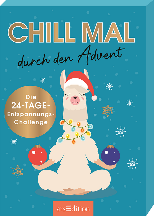 Das Kartenboxcover zeigt ein humorvolles Lama, das im Schneidersitz mit einem Weihnachtsmann-Hut und bunten Lichtern dekoriert ist. Es hält zwei Weihnachtskugeln in den Pfoten, während Schneeflocken und kleine Sterne um es herum schweben. Der Titel „CHILL MAL durch den Advent“ ist in großen, goldenen Buchstaben oben platziert. Unten links befindet sich ein runder Button mit dem Text „Die 24-TAGE-Entspannungs-Challenge“. Ganz unten mittig steht der Logoschriftzug von arsEdition.
