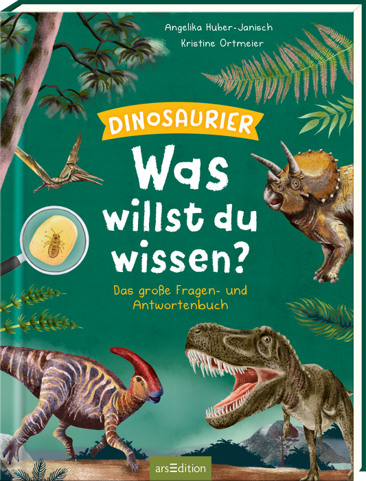 Das Buchcover zeigt eine lebendige, grüne Umgebung mit verschiedenen Dinosauriern in Aktion. Oberhalb der Illustration prangt der Titel „Dinosaurier – Was willst du wissen?“ in gelber Schrift auf einem breiten, orangefarbenen Banner. Die Illustrationen sind detailreich und farbenfroh, darunter der Text „Das große Fragen- und Antwortenbuch“ in einer klaren, weißen Schrift. Angabe der Autorinnen: Angelika Huber-Janisch und Kristine Ortmeier. Ganz unten mittig steht der Logoschriftzug...