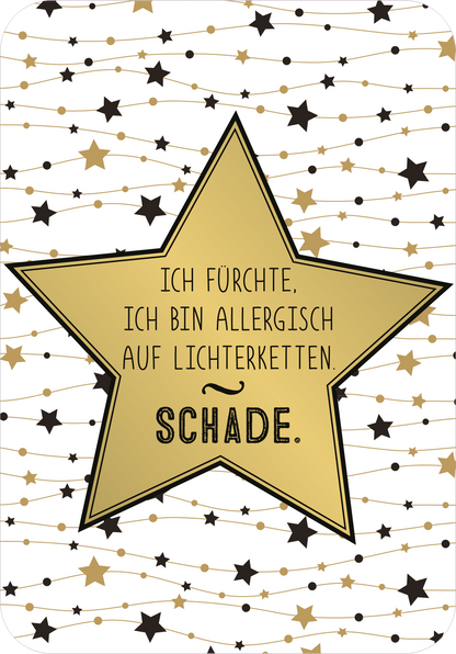 Gezeigt wird eine Innen- oder Zusatzansicht von „Einatmen. Ausrasten. Weihnachten.“. Der Hintergrund ist hell mit einem Muster aus goldenen und schwarzen Sternen sowie geschwungenen Linien. Im Vordergrund befindet sich ein großer goldener Stern, in dem der Text „Ich fürchte, ich bin allergisch auf Lichterketten. Schade.“ in schwarzer Schrift geschrieben ist. Die Typografie ist modern und klar, wodurch der Text gut lesbar ist.