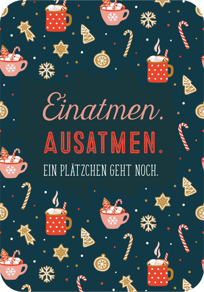 Gezeigt wird eine Innen- oder Zusatzansicht von „Einatmen. Ausatmen. Weihnachten.“. Der Hintergrund ist in einem tiefen Dunkelblau gehalten, während bunte Tassen mit Dampfwölkchen, Lebkuchen, Zuckerstangen und Weihnachtsstern-Motiven verteilt sind. Die Schriftzüge „Einatmen“ in sanften Kurven und „AUSATMEN.“ in kräftigen Großbuchstaben heben sich markant ab. Die Farbpalette umfasst Rot-, Creme- und Goldtöne, die eine festliche Atmosphäre schaffen.