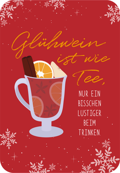 Gezeigt wird eine Innen- oder Zusatzansicht von „Einatmen. Ausrasten. Weihnachten.“. Der Hintergrund ist in kräftigem Rot gehalten, auf dem eine stilisierte Tasse Glühwein abgebildet ist. Die Tasse ist transparent und enthält Zimtstangen und Orangenscheiben. Der Text „Glühwein ist wie Tee, nur ein bisschen lustiger beim Trinken.“ ist in verspielter Schrift in Gold und Weiß dargestellt, umrahmt von schneeweißen Schneeflockenmotiven. Die Kombination aus Farben und Typografie...