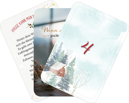Gezeigt wird eine Innen- oder Zusatzansicht von „Adventszauber für dich“. Die Karten präsentieren eine harmonische Gestaltung in sanften Pastellfarben, mit Illustrationen von verschneiten Bäumen und einem kleinen, roten Häuschen. Die Typografie ist elegant und einladend, wobei der Text um eine zentrale goldene Schrift ergänzt wird. Auf einer Karte ist die Zahl „4“ in auffälligem Rot dargestellt, was die weihnachtliche Atmosphäre unterstreicht.