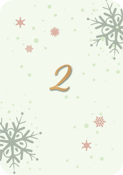 Gezeigt wird eine Innen- oder Zusatzansicht von „Adventszauber für dich“. Die Ansicht zeigt die Zahl „2“ in geschwungener, goldener Schrift, umgeben von winterlichen Motiven. Sanfte Grüntöne bilden den Hintergrund, während weiße und rote Schneeflocken dekorativ verstreut sind. Die klare Typografie und harmonischen Farbnuancen schaffen eine festliche und einladende Atmosphäre.