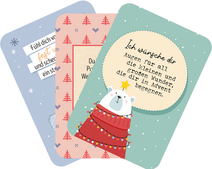 Gezeigt wird eine Innen- oder Zusatzansicht von „Ich denk an dich im Advent“. Drei Karten sind übereinander angeordnet. Die erste Karte ist pastellblau mit weißer Schrift und Schneeflockenmotiven, die zweite ist rosa mit kleinen Weihnachtsbaum-Illustrationen und einer beige Fläche in der Mitte. Die dritte Karte hat einen mintgrünen Hintergrund und zeigt einen dekorierten, lächelnden Bären in einem roten Pullover. Der Text auf dieser Karte lautet: „Ich wünsche dir Augen für all die...
