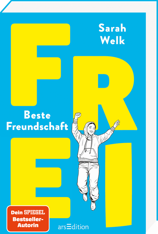 Das Cover von „FREI – Beste Freundschaft“ von Sarah Welk zeigt den Titel in großen, gelben Blockbuchstaben auf einem hellblauen Hintergrund. Zwischen den Buchstaben ist die Illustration eines Mädchens platziert, das einen Kapuzenpullover und Jeans trägt. Es springt und wirft fröhlich die Arme in die Luft. Der Untertitel steht in weißer Schrift daneben. Unten links befindet sich ein Button mit dem Text „Dein SPIEGEL Bestseller-Autorin“. Ganz unten mittig steht der Logoschriftzug...